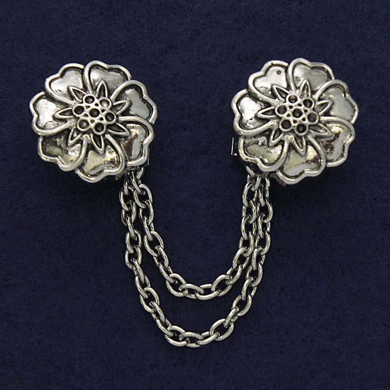 Cardigan Brooch, silver-tone metal, diameter 21mm+/- chain, length 9cm+
