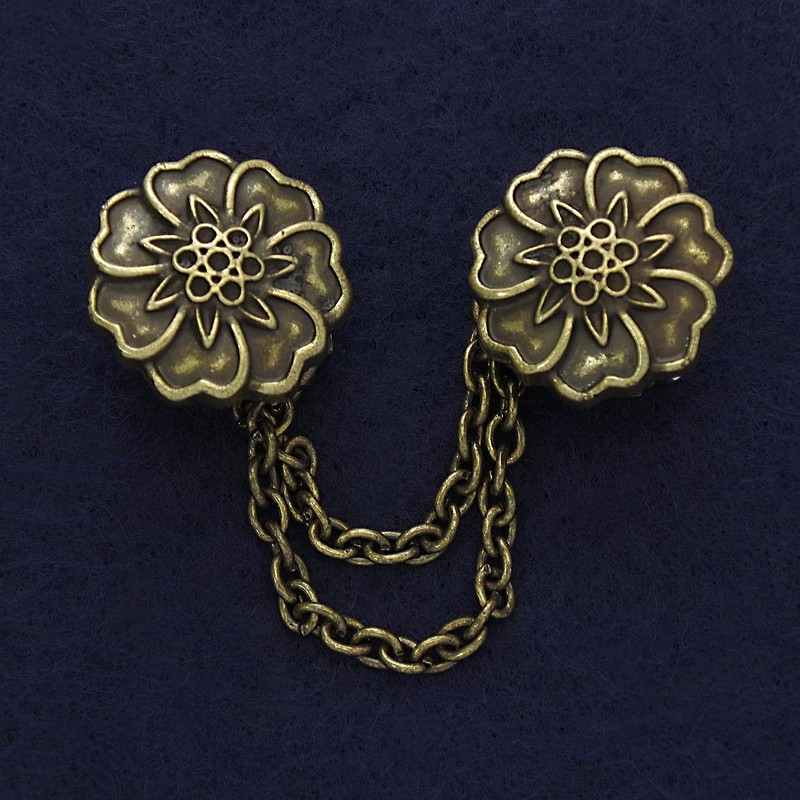 Cardigan Brooch, bronze colour, diameter 21mm+/- chain, length 9cm+