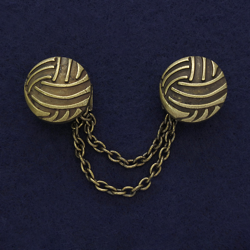 Cardigan Brooch, Bronze Colour, Diameter 20mm+/-, Chain, Length 9cm+