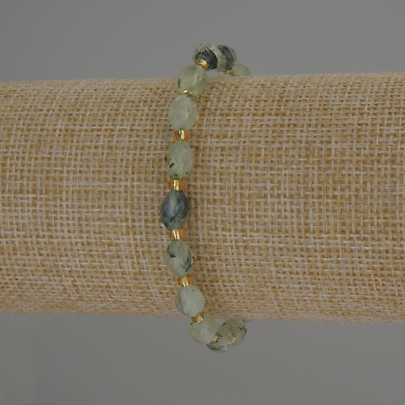 Bracelet Prehnite Faceted Grain, diameter 8x6mm+- with seed beads 3mm+-, length 18cm stretch