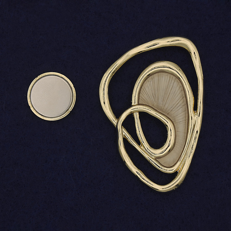 Magnetic Accent Brooch Beige Colour Gold-Tone Metal 37x54mm+