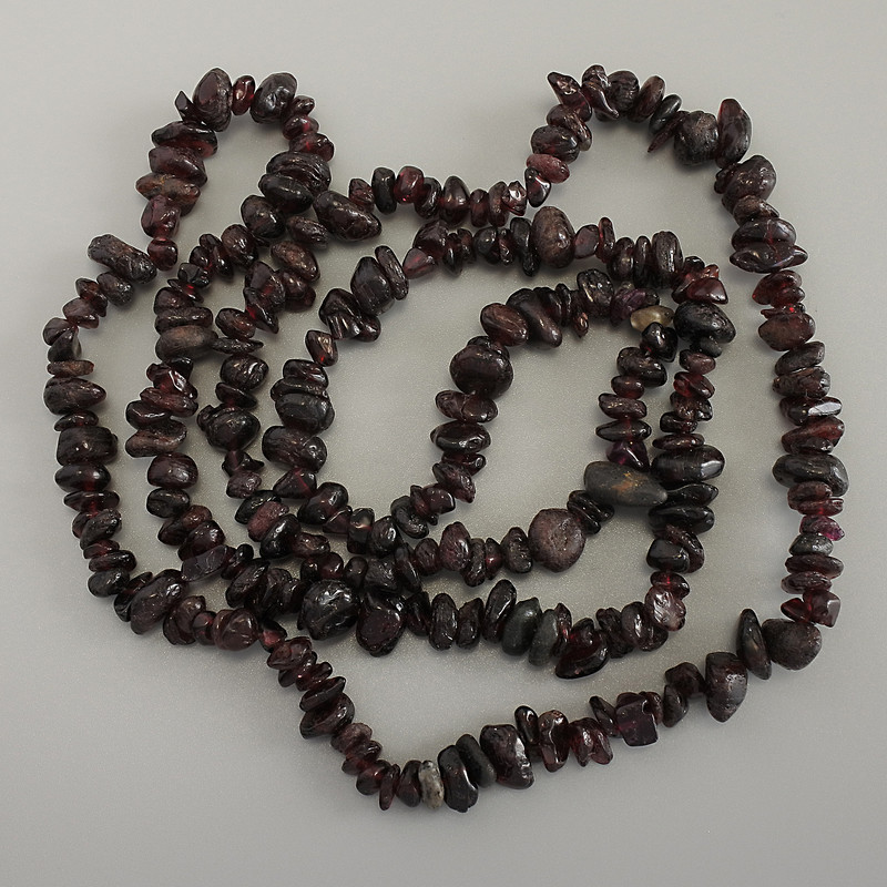 Garnet Chip Beads, diameter 4-10x3-5mm+-, length 80cm+- on Fishing Line