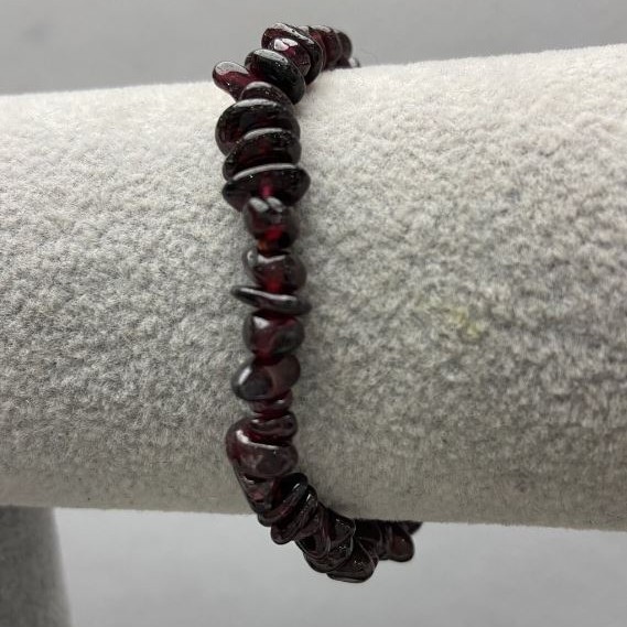 Garnet Chip Bracelet, diameter 5-8x3mm+-, length 18cm+- stretch
