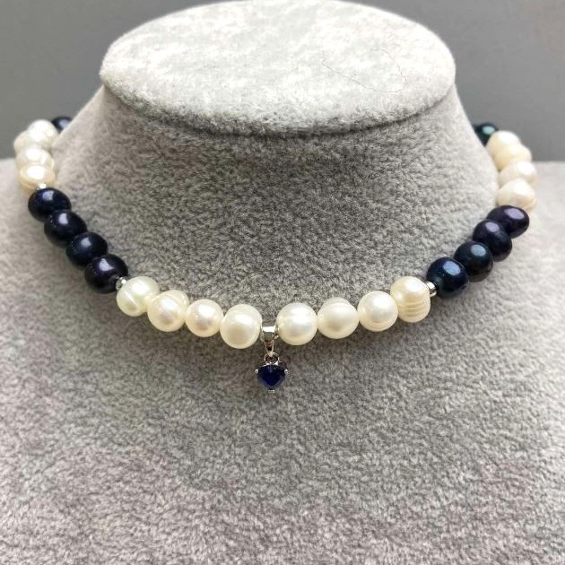 Choker in black and white River pearls, oval 8x6-7mm ± with pendant, length 38mm ± with extender chain