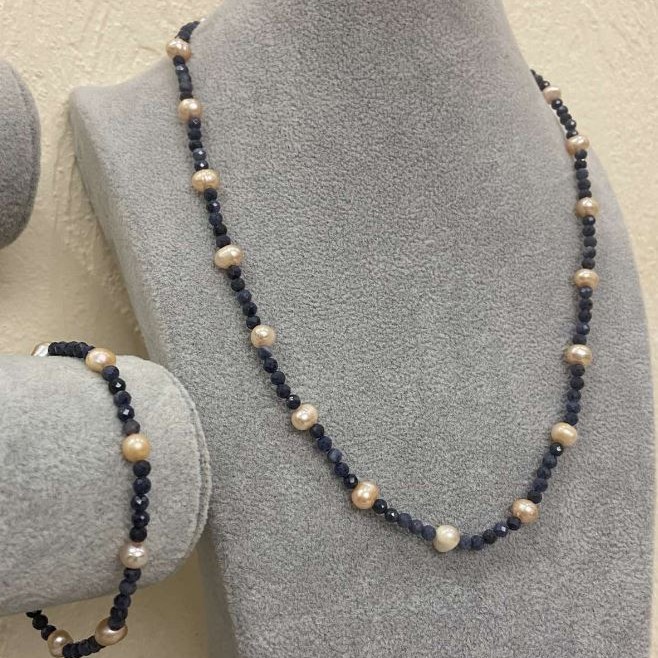 Set Necklace and Bracelet Peach River Pearls, diameter 6x5mm+- Sapphire faceted round bead, diameter 3.5mm, length 48cm+-, length 18mm+- adjustable length