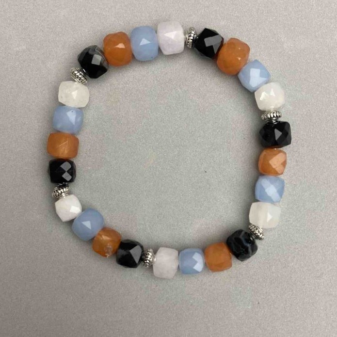 Assorted Faceted Cube Bracelet, diameter 7x7mm+/-, length 18mm+/- stretch