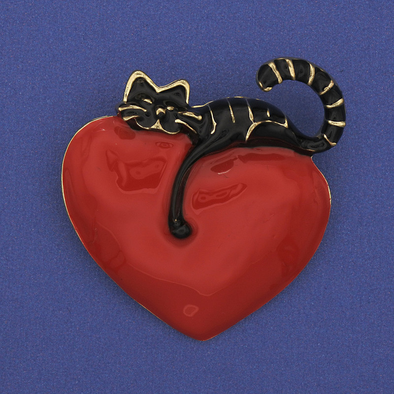Cat on a Heart Brooch, Enamel, 42x39mm+/- Gold-Tone Metal