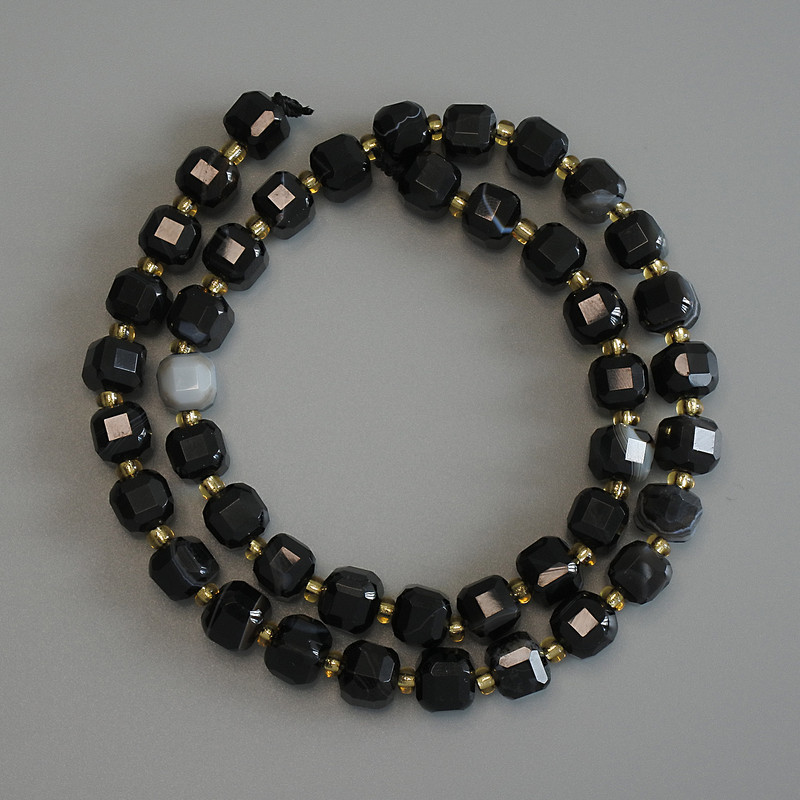 Agate Beads Faceted Cube 7x7mm+/- with 3mm+/- Seed Beads on a Thread, Length 37cm+