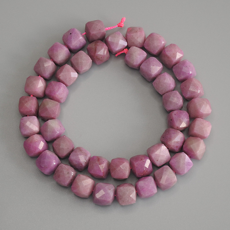 Phosphosiderite Beads, Faceted Cube, on a Thread, Diameter 9x9mm+/-, Length 37cm+