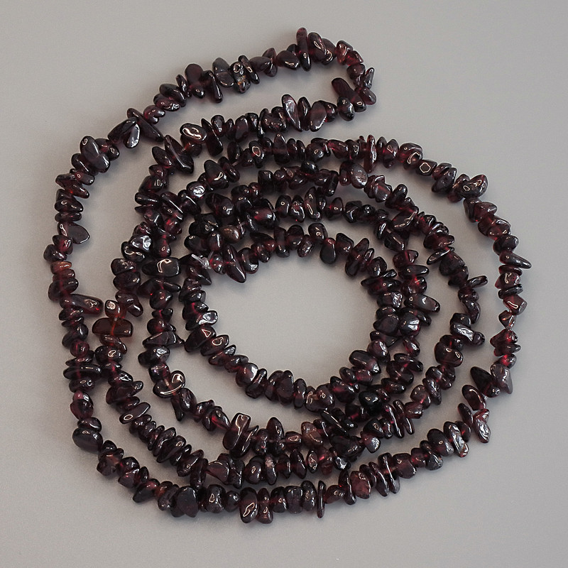 Garnet Chip Beads, diameter 5-7x3-4mm+-, length 80cm+- on fishing line