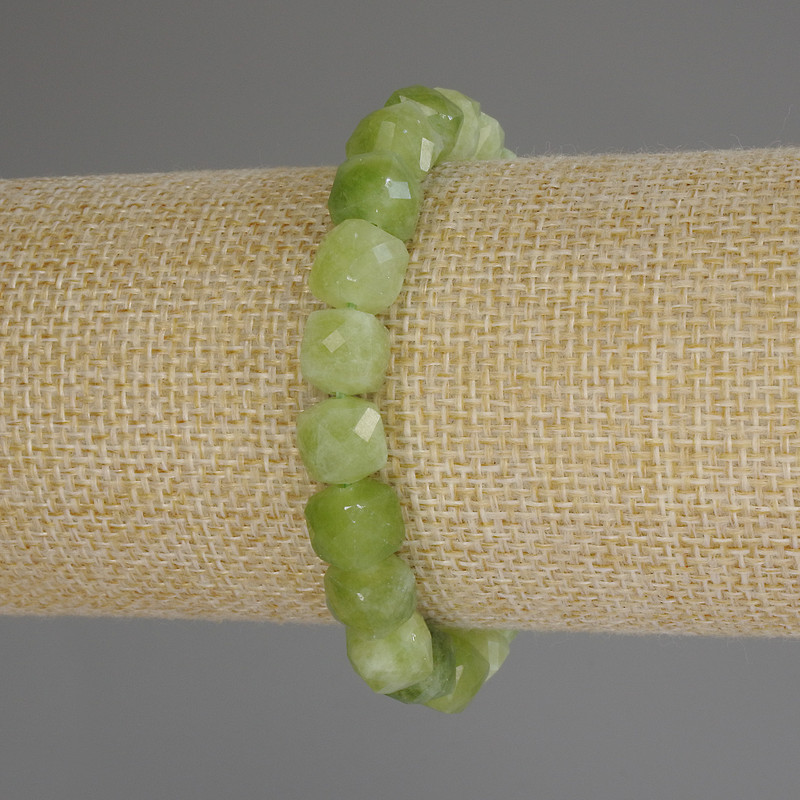 Chrysolite Olivine Bracelet, faceted cube, diameter 8.5x8.5mm+/-, length 18cm (stretch)