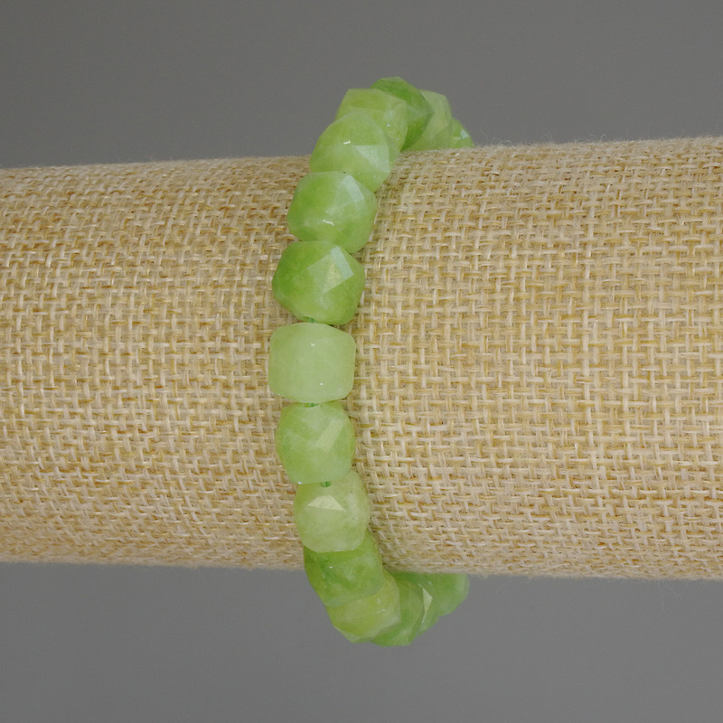 Chrysolite Peridot Faceted Cube Bracelet, diameter 8x8mm+/-, length 18cm (stretch)