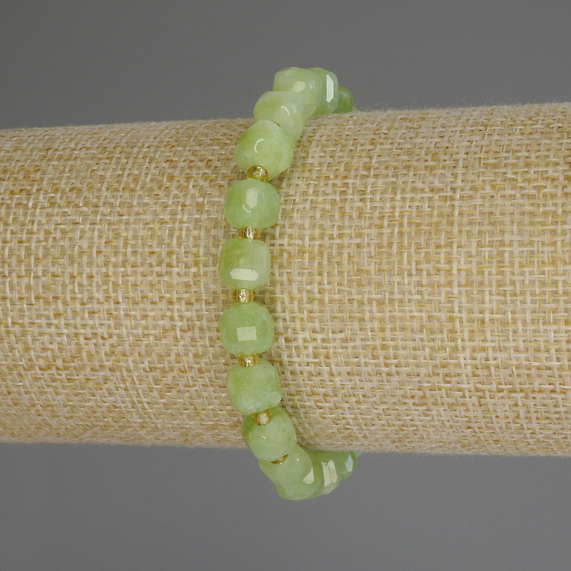 Chrysolite Peridot Faceted Cube Bracelet, diameter 7x7mm+/- with 3mm+/- seed beads, length 18cm (stretch)