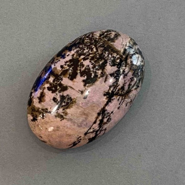 Natural Rhodonite Stone Souvenir, Oval 60x40x20mm+