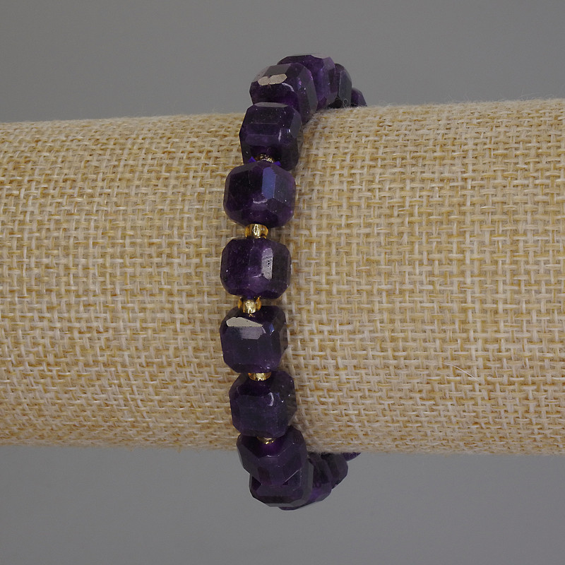 Sugilite Faceted Cube Bracelet, diameter 8x8mm+/- with 3mm+/- seed beads, length 18cm+/- stretch