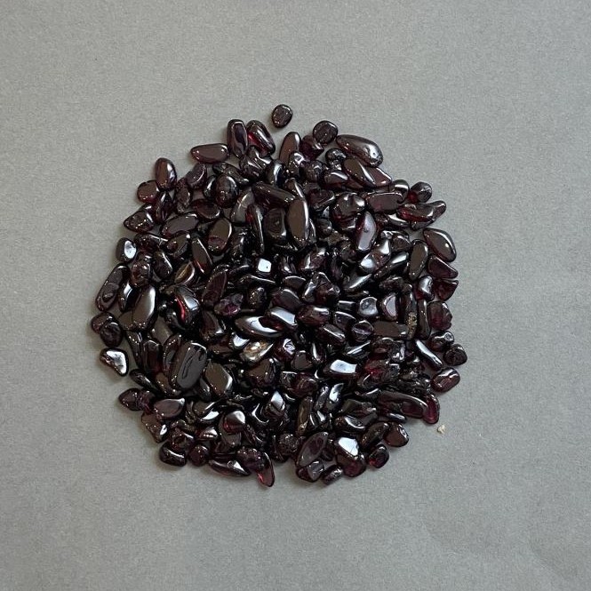 Natural Stone Garnet Chips without Hole 4-9x3-5mm+- (per 100g+-)