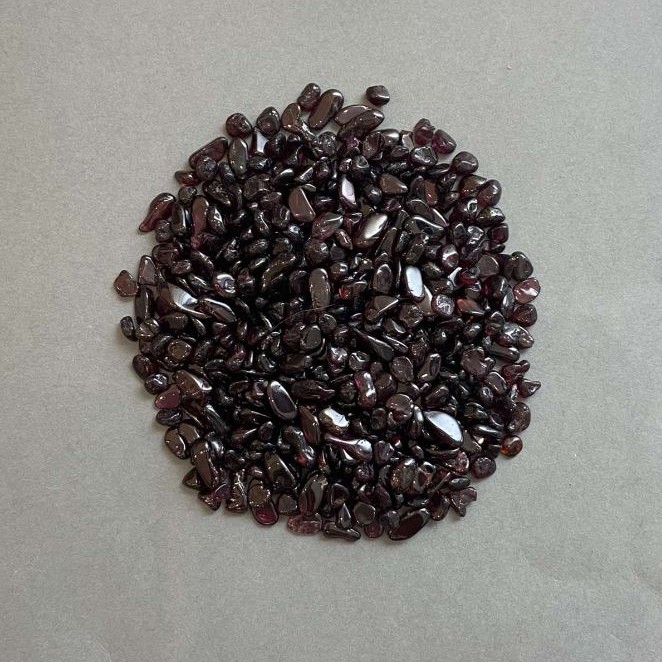 Natural Stone Garnet Chips without Hole 5-9x4-5mm+- (per 100g+-)