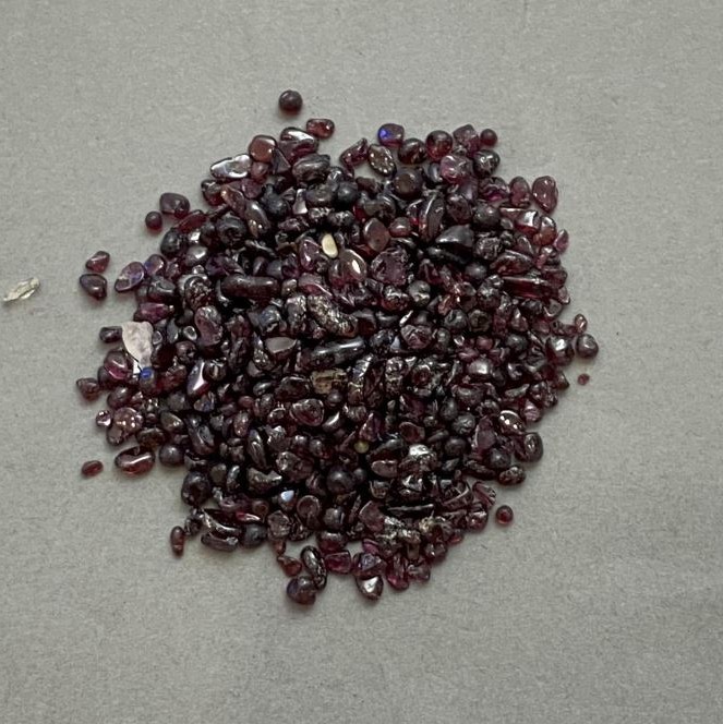 Natural Stone Garnet Chips No Hole 1.5-5x1-3.5mm+- (per 100g+-)