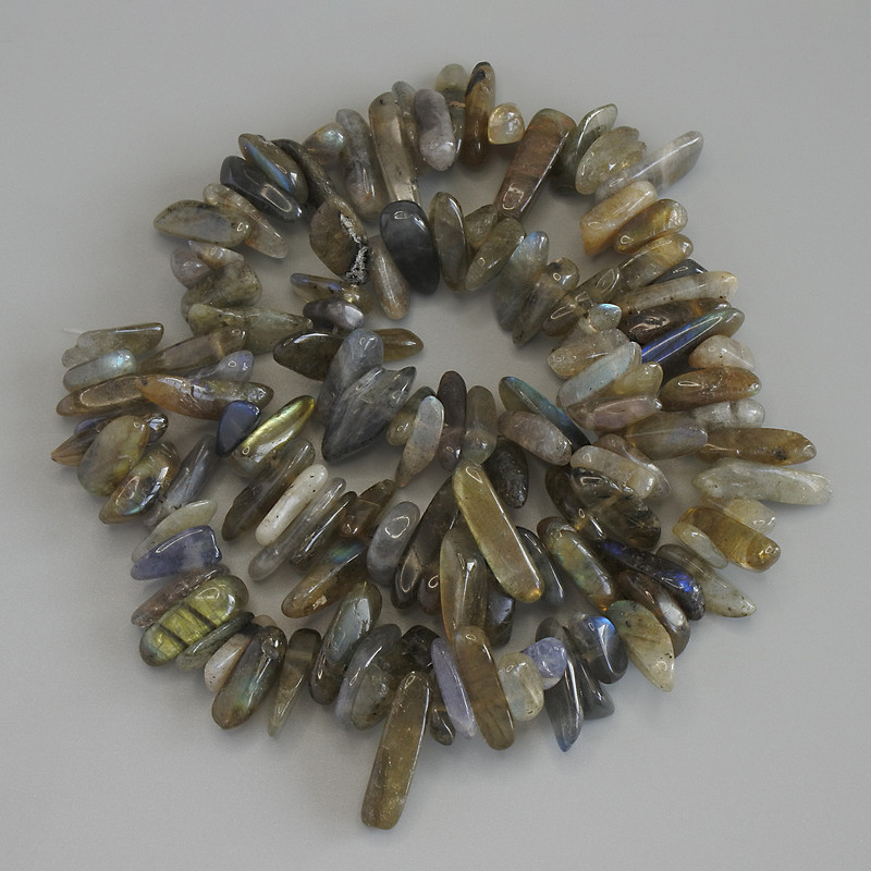 Labradorite Needle-Chip Beads, diameter 12-17x3-5mm+-, on a thread, length 39cm+