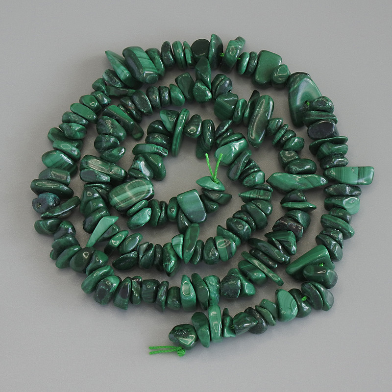Malachite Chip Beads, diameter 5-9x2-3mm+/- on a thread, length 41cm+
