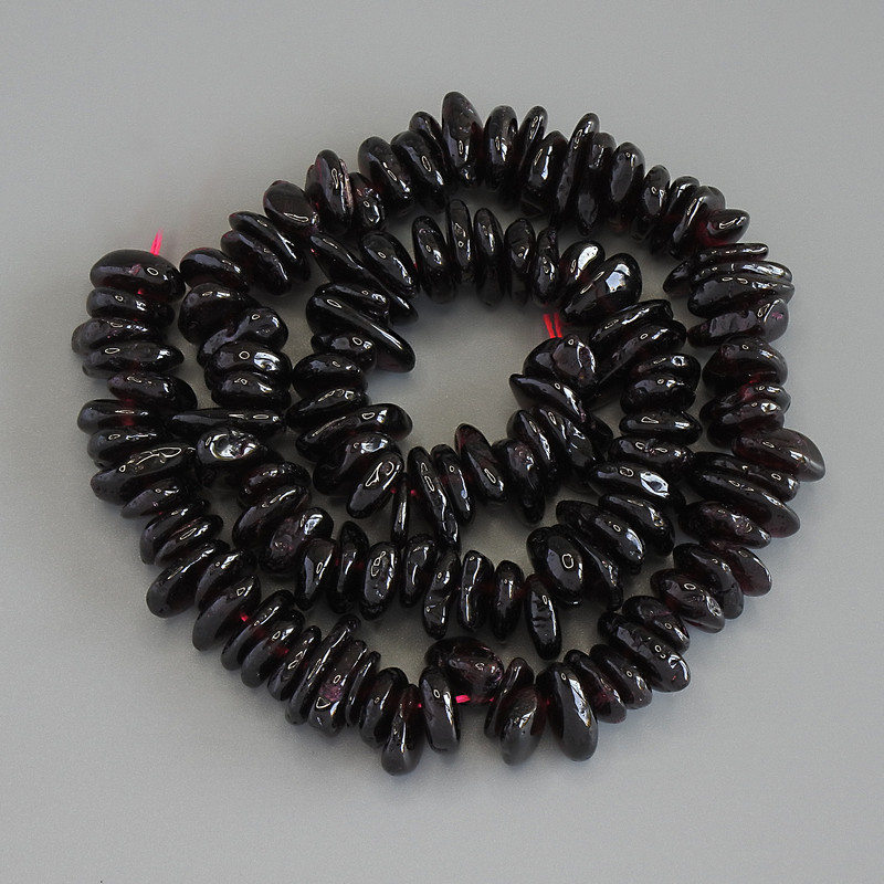 Garnet Chip Beads on thread, diameter 8-12x2-3mm+-, length 40cm+