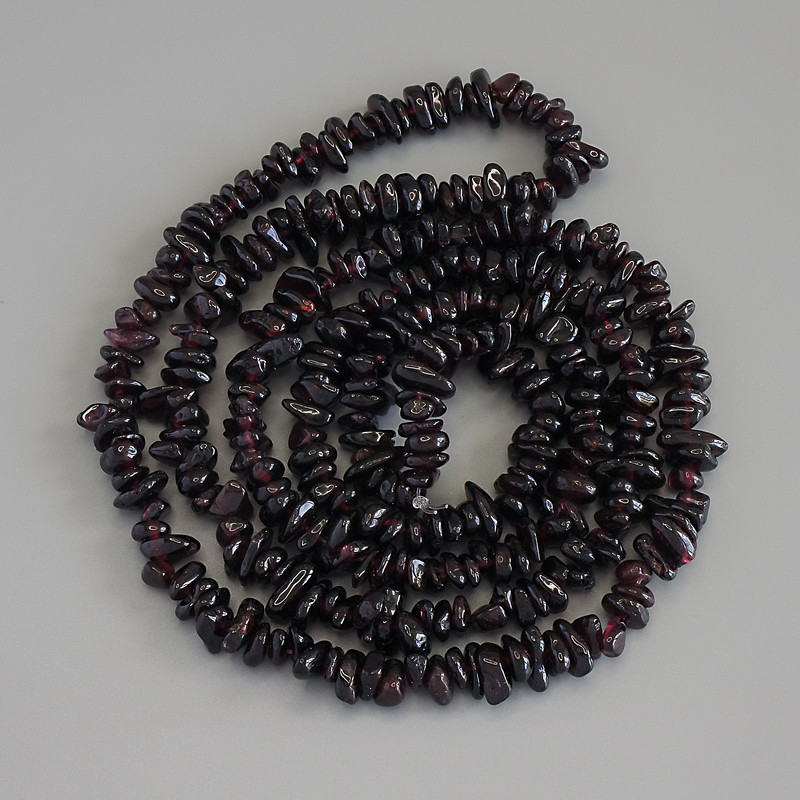 Garnet Chip Beads on fishing line, diameter 5-8x2-4mm+-, length 80cm+-