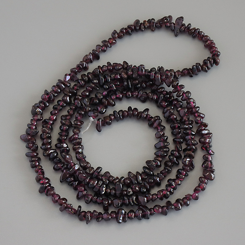 Garnet Chip Beads on fishing line, diameter 3-73x2-3mm+-, length 80cm+-
