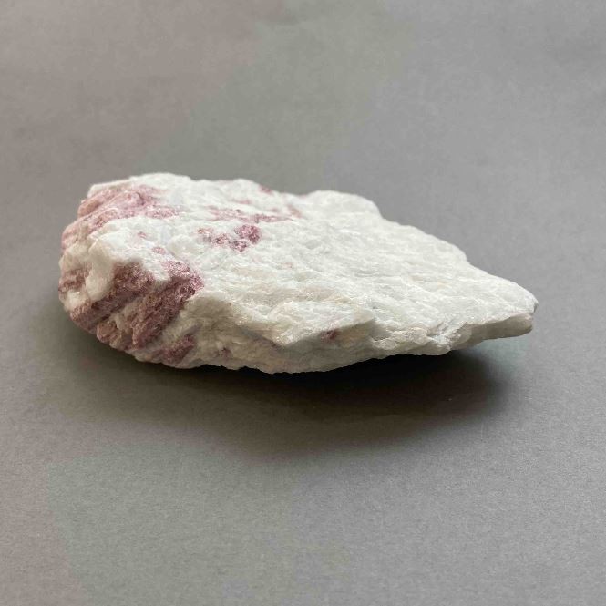 Souvenir Natural Raw Tourmaline Stone, 239g Weight, 110x74x30mm+