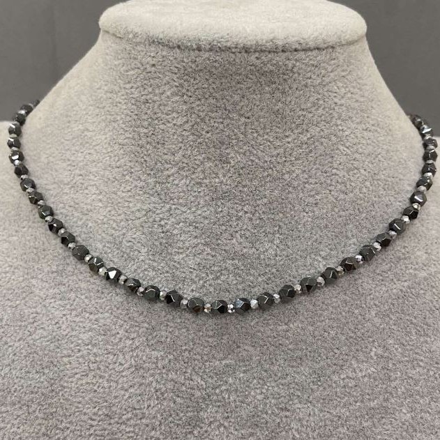 Hematite Choker, Multi-faceted Beads 4mm+/-, Faceted Ball 2mm+/-, Length 37cm+/-, Toggle Clasp with Pendant