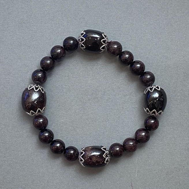 Garnet Tumbled Bracelet, diameter 14x12mm+/-, bead 8mm+/-, with metal inserts, length 18cm (stretch)