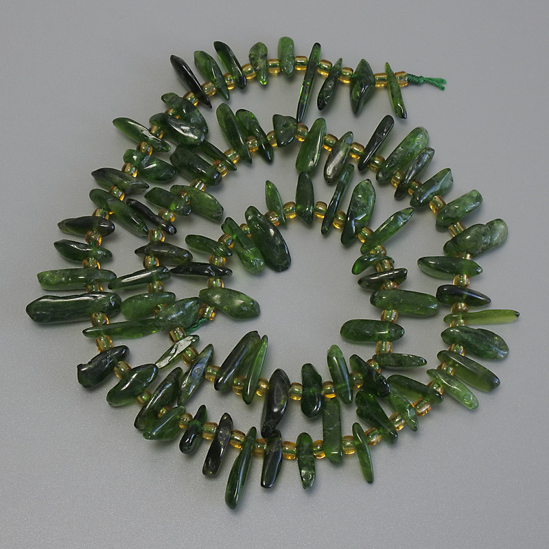 Diopside Beads chip, diameter 11-15×1-2, 5mm± glass beads 3mm±, length 39m± on thread