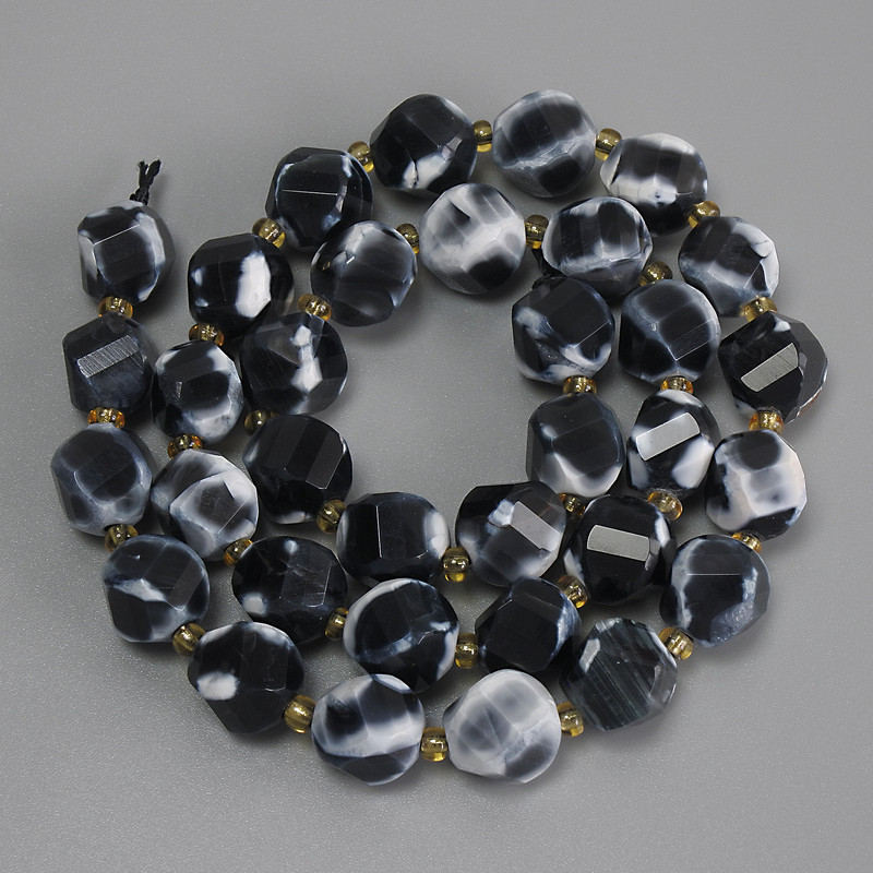 Agate Beads, Faceted Diamond Bead, 10×9mm approx., 3mm+ bead size, 39cm length on thread