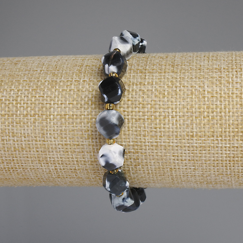 Agate Bracelet, faceted diamond-cut beads, diameter 10x9mm +- with 3mm +- seed beads, length 18cm +- stretch