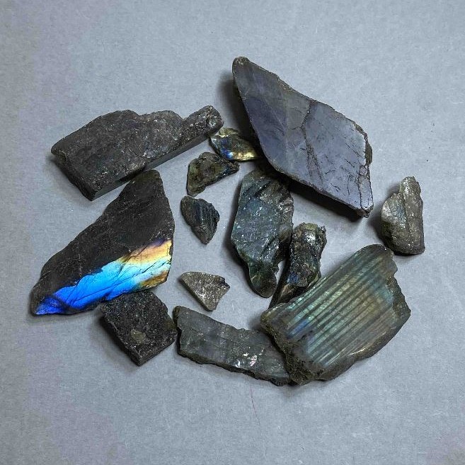 Raw Labradorite Souvenir Stone 15-47x8-32mm+- (per 100g)