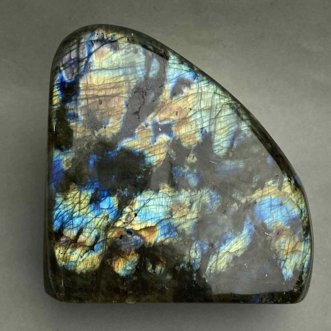 Souvenir Stone made of Natural Labradorite 11.5x11x5.5cm+/- 1223g