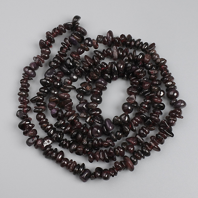 Garnet Chip Beads, diameter 7-11x2-5mm+-, length 78cm+- on nylon thread
