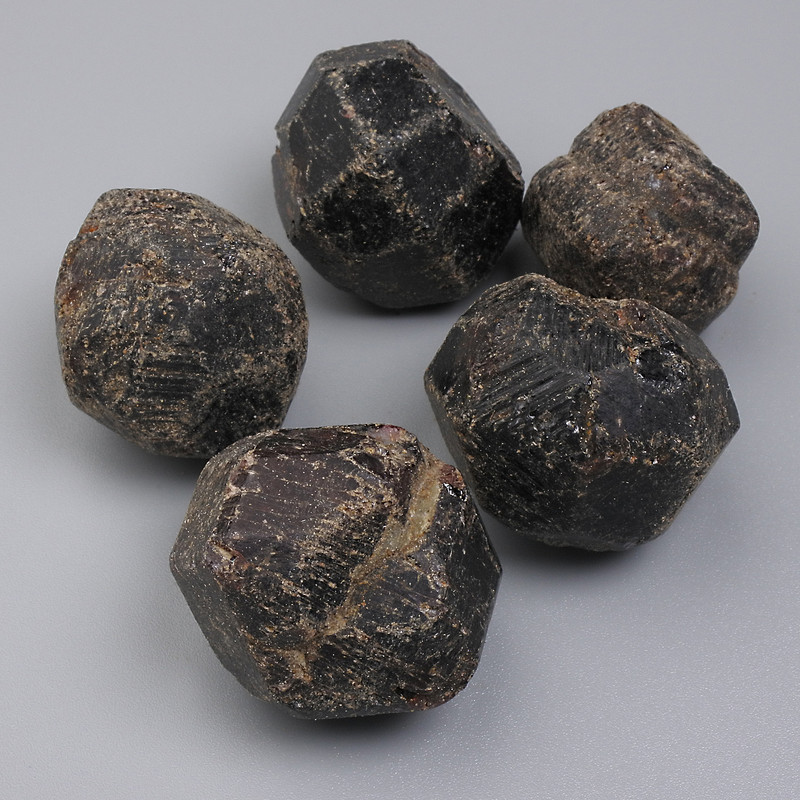 Natural Stone Garnet Tumbled No Hole 20-26x20-24mm+- (per 100g+-)