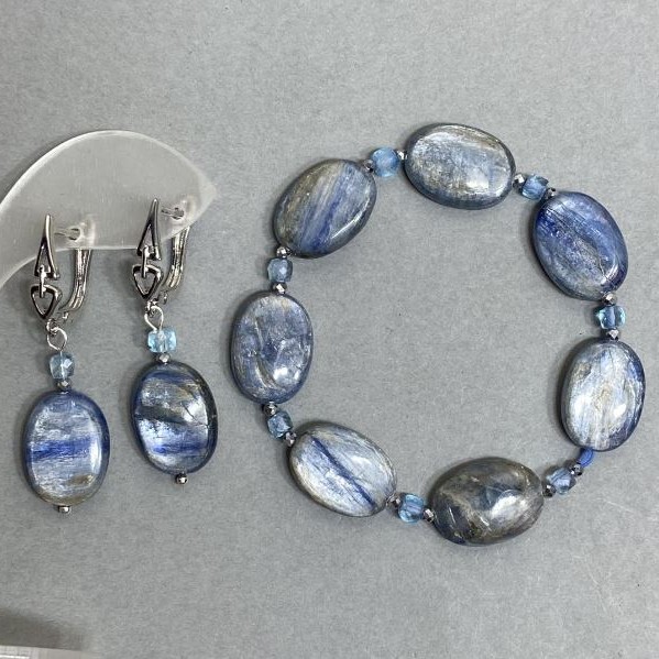 Jewellery Set: Kyanite Oval 17×13mm ±, Faceted Turquoise Cubes 3.5mm ±, Hematite Faceted Beads 2mm