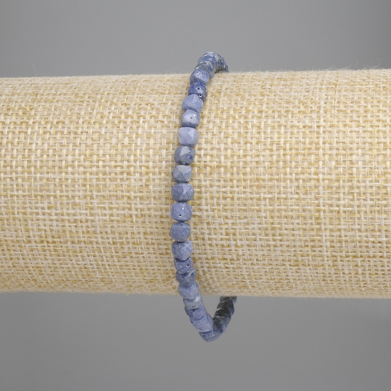 Porous coral bracelet with faceted cube 4x4mm+, length 18cm+ - stretch