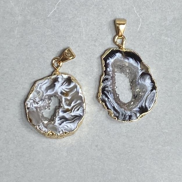 Agate Pendant with Natural Stone - Cut Druse 23-25×20-22mm +/-, length 32-37mm +/- assorted sizes