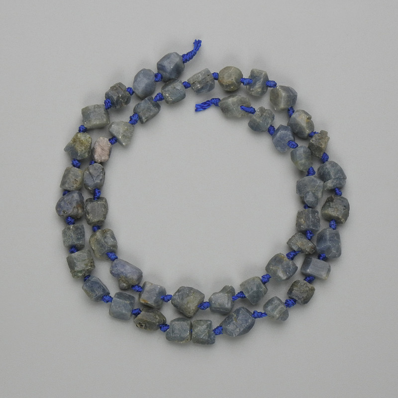 Sapphire Beads Unpolished Stone 5.5–9×5.5–6 mm, 39 cm on a thread