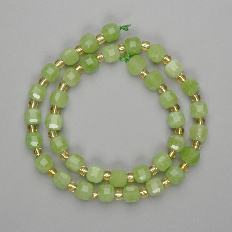 Chrysoprase Olivine faceted cube beads 7×7mm±, seed beads 3mm±, length 38cm± on thread