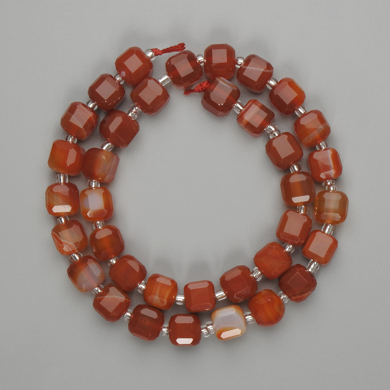 Agate Beads Faceted Cube 8x8mm±, 3mm+ seed beads, 37cm± on thread
