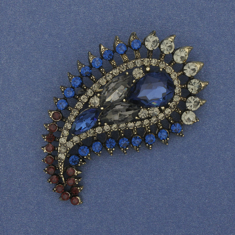 Brooch Accent crystals and rhinestones golden metal 60x35mm+