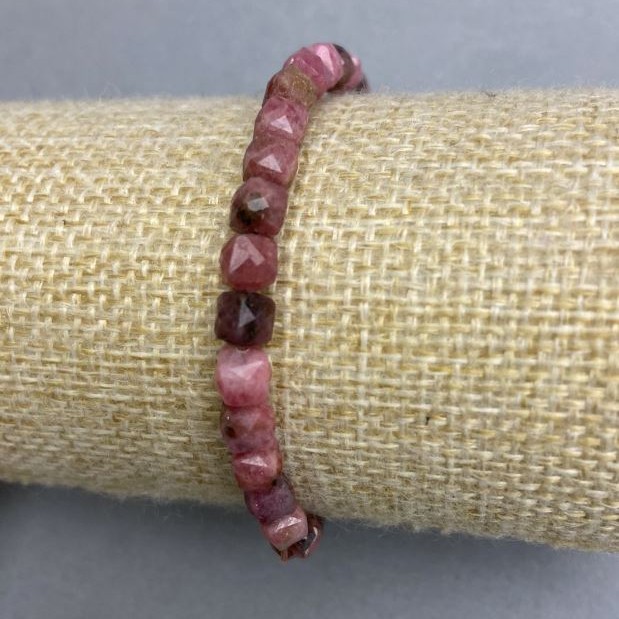 Rhodonite Bead-textured Cube Bracelet, diameter 5x5mm±, length 18cm± stretch
