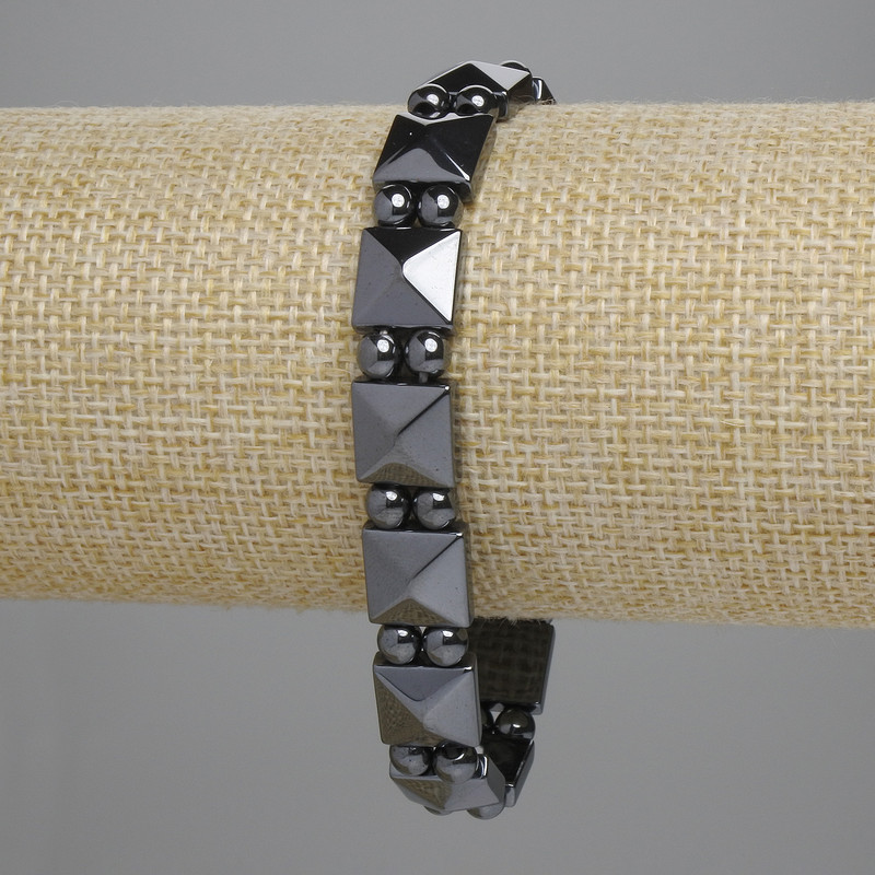 Hematite Bracelet, Faceted Square Link 10×10mm ± Bead 4mm ±, Length 18cm ±, Stretch