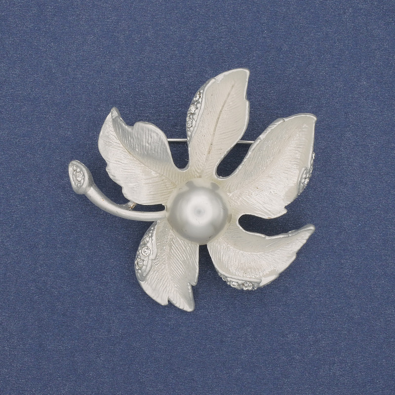 Brooch Leaf with Pearl, Rhinestones, Silver Finish, 46mm+