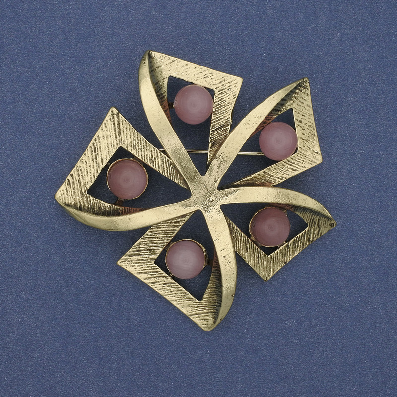 Brooch Accent with Pink Cat's Eye in Golden Metal 60mm+