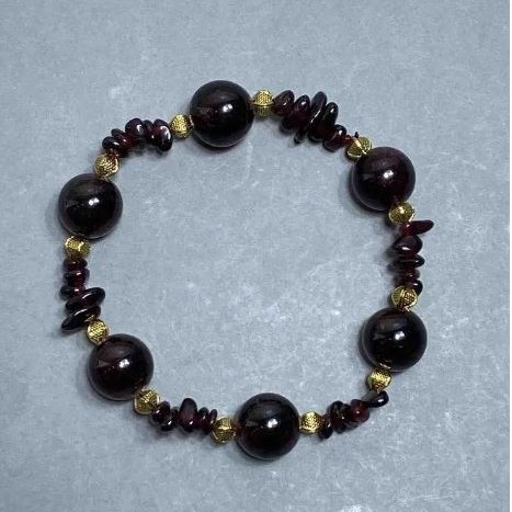 Garnet Bead Bracelet, smooth round beads 12mm ±, chip 7x2mm +-, length 18cm, stretch