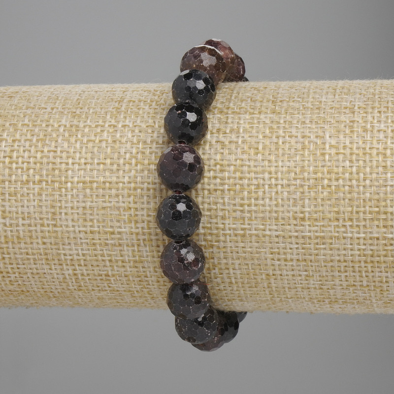 Garnet Beaded Bracelet with faceted rounds, diameter 10mm±, length 18cm±, stretch
